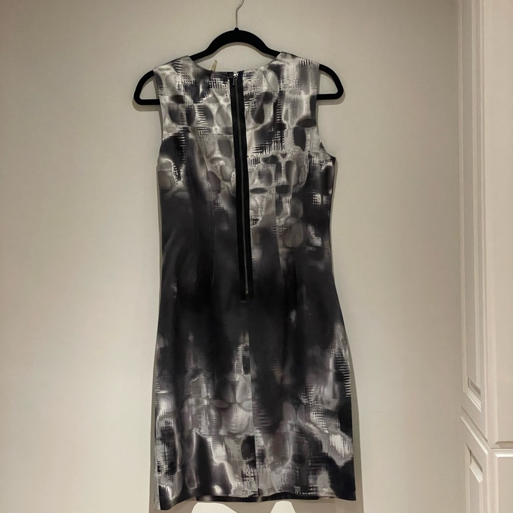 Elle Tahari Elegant Black and Gray Sleeveless Sheath Dress - Picture 3 of 6